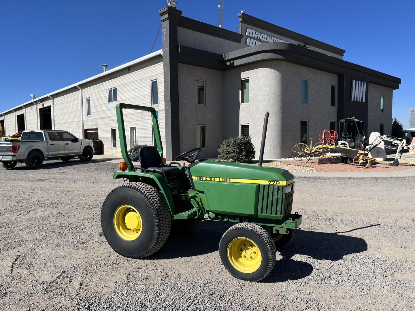 TRACTOR JOHN DEERE 770